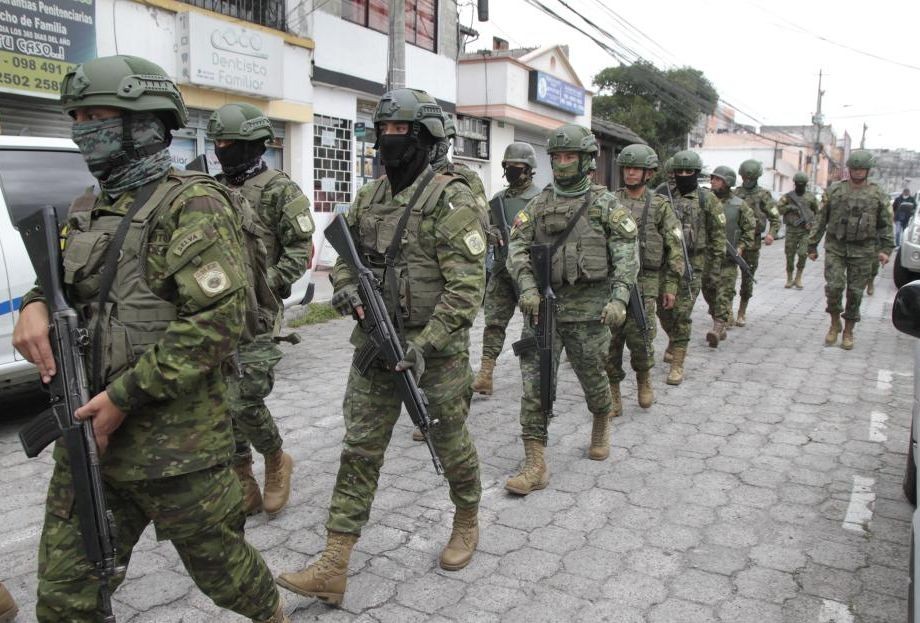1月9日，厄瓜多尔军方人员在首都基多巡逻。（图：新华社）