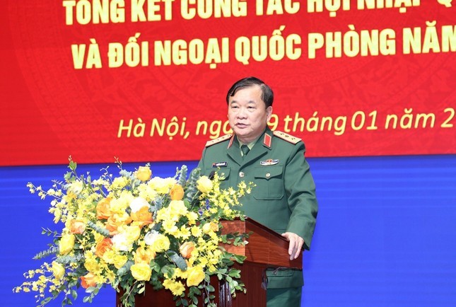 国防部副部长黄春战在会上发表讲话。（阮明）