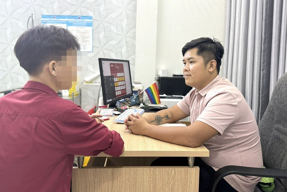 阮文孝向患者提供有关爱滋病的咨询。