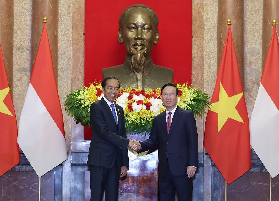 国家主席武文赏迎接印尼总统佐科‧维多多。（图：阮红）