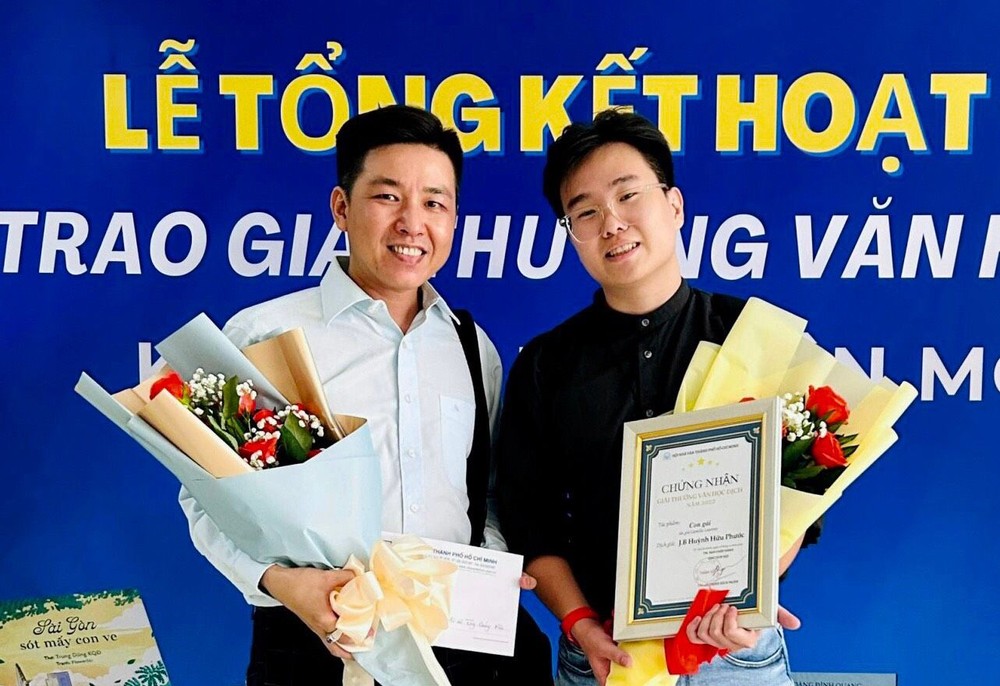 华青曾原健（左）获接纳会员与获得翻译奖黄有福合照。