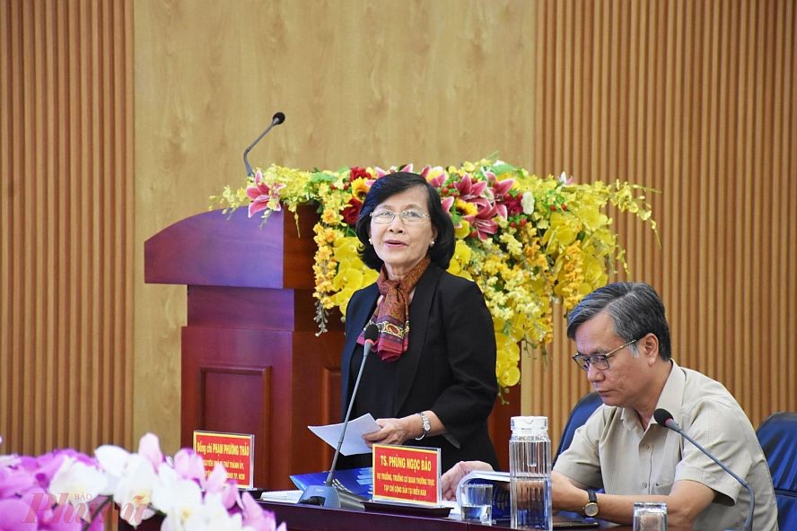 市人民议会原主席范芳草（站）在研讨会上提意见。（图：妇女报）