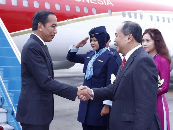2024年1月11日下午，印尼总统佐科‧维多多（左）抵达内牌机场，开始对我国进行国事访问。（图：越通社）