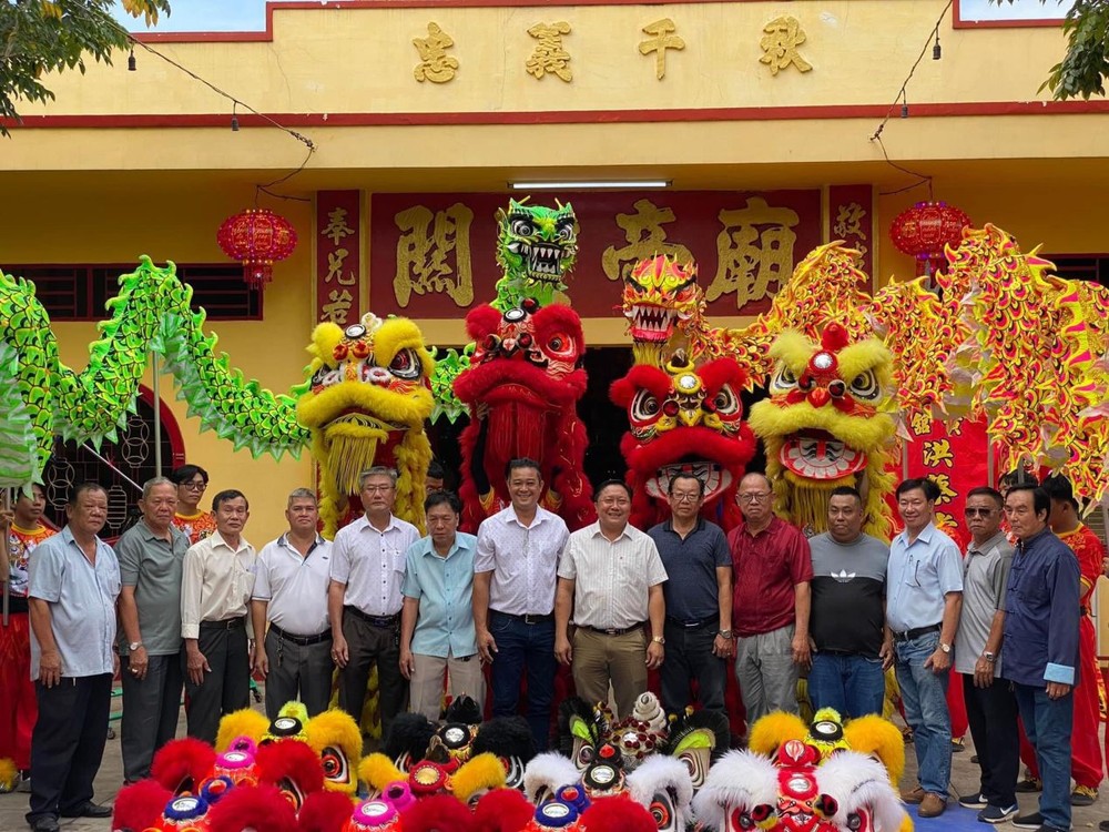 黄馆洪蔡堂龙狮团第十届理事会在关帝庙合照留念。