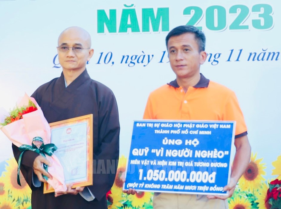 本市越南佛教教会理事会已拨款逾10亿元辅助第十郡弱势群体。（图：市党部新闻网）