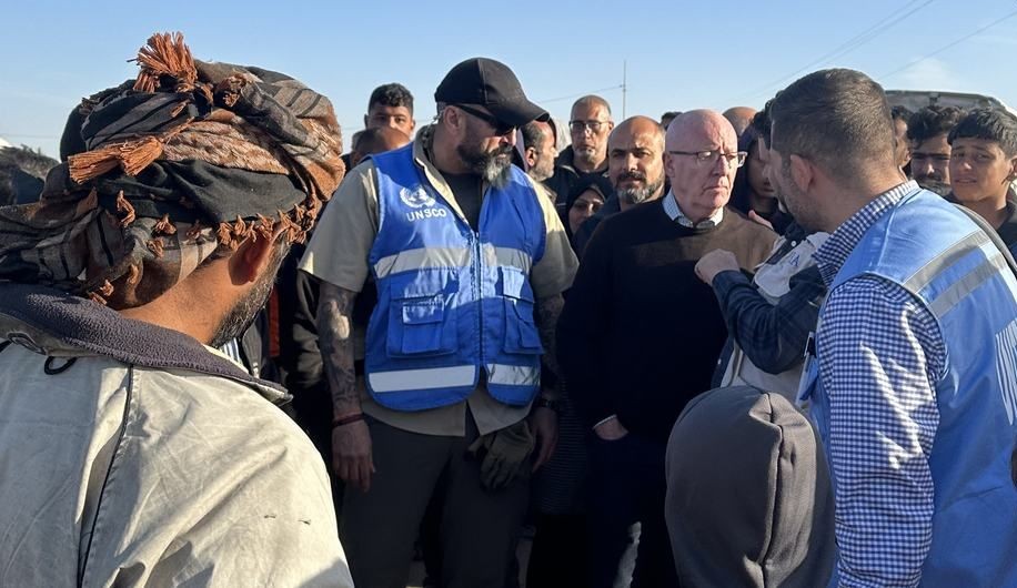 麦戈德里克在加沙南部拉法会见流离失所的巴勒斯坦人。（图：联合国）