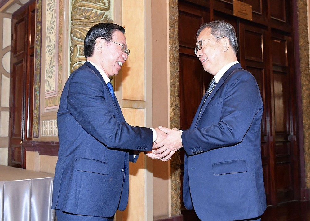 市人委会主席潘文迈接见日本驻越南大使山田贵雄。（图：越勇）