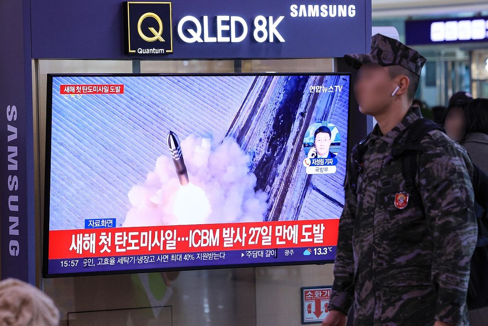 14日下午，在首尔站候车厅，市民观看有关朝鲜发射弹道导弹的报道。（图：韩联社）