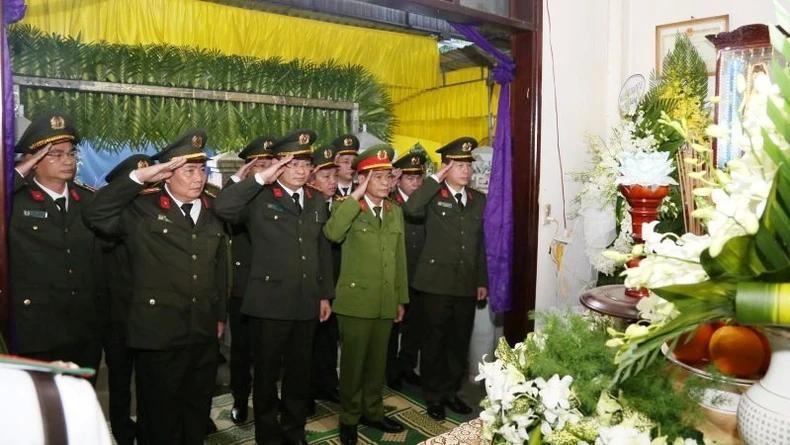承天-顺化省公安领导站立在陈维雄中校灵柩前举手敬礼。（图：人民报）
