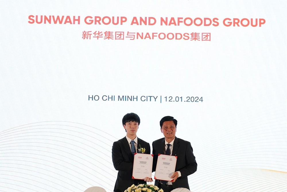 新华集团东盟区域总裁蔡卓思（左）代表的新华集团分会与越南NAFOODS集团签署合作框架协定。