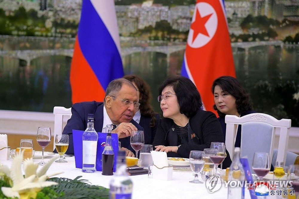 谢尔盖·拉夫罗夫（左）和朝鲜外务相崔善姬在宴会上交谈。（图：韩联社/朝中社）