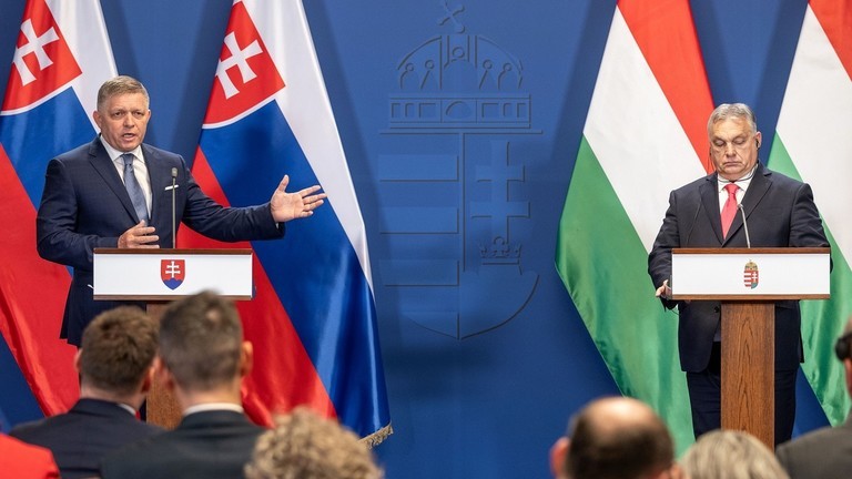 1月16日，在匈牙利首都布达佩斯，匈牙利总理欧尔班（右）与斯洛伐克总理菲佐出席联合新闻发布会。（图：Getty Images）