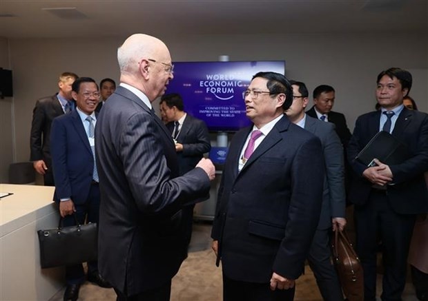 越南政府总理范明政会见世界经济论坛创始人兼执行主席。（图：越通社）