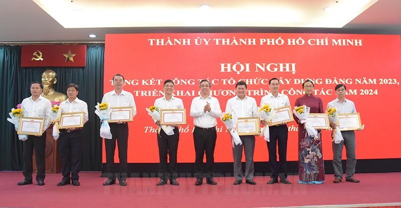 市委组织处主任阮福禄（中）向取得佳绩的各单位代表颁授奖状。（图：市党部新闻网）
