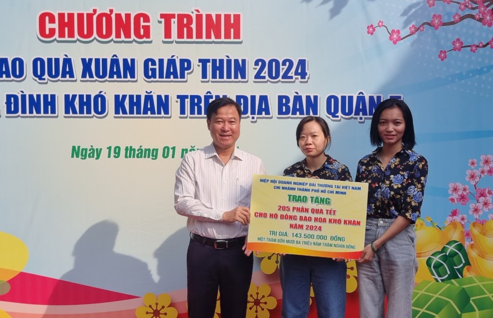 市台商会移交善款给第五郡越南祖国阵线委员会。