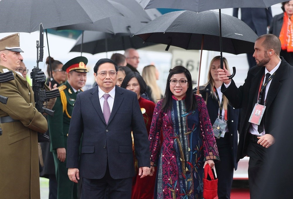 越南政府总理范明政偕夫人18日抵达布达佩斯李斯特‧费伦茨国际机场对匈牙利进行正式访问。（图：越通社）