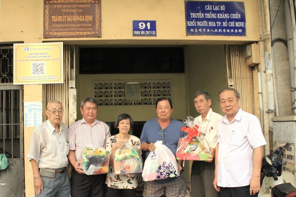 市华人抗战传统俱乐部主任孙盛强（右一）与执委会成员向会员赠送礼物。