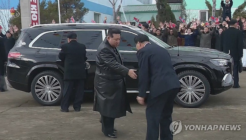 资料图片：朝鲜中央电视台1月15日播出的一部纪录片显示，朝鲜国务委员会委员长金正恩（居中）从一辆疑为奔驰迈巴赫GLS600的豪车上走下。（韩联社/朝鲜央视画面截图）