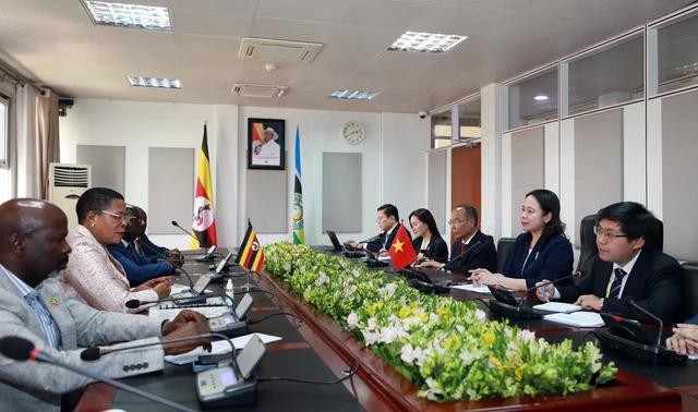 越南国家副主席武氏英春（右二）会见乌干达议会议长安妮塔·安内特·阿姆 。（图：越通社）