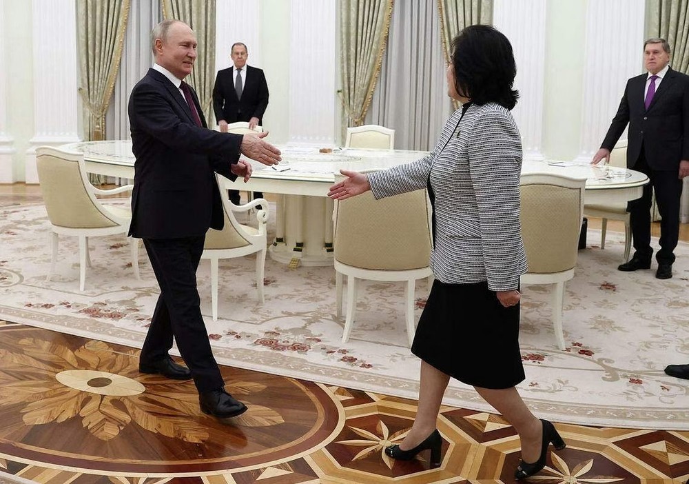 图为 1月16日，到俄罗斯访问的朝鲜外长崔善姬（右一）在莫斯科与俄总统普京会面握手。 （图：路透社）
