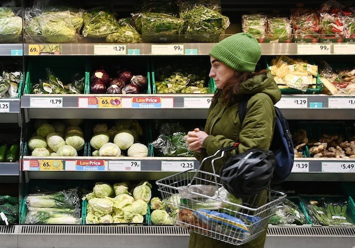 一名女性消费者在超市选购物品。（示意图：Getty Images）