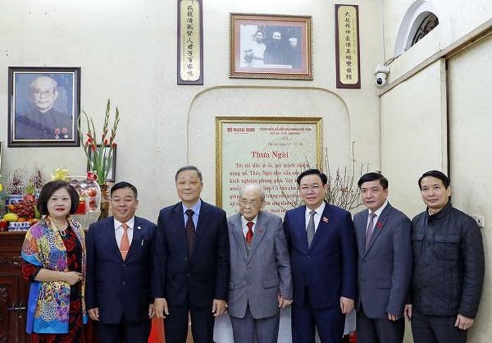 国会主席王廷惠（右三）同已故国务委员会主席裴鹏抟家属合影。（图：越通社）