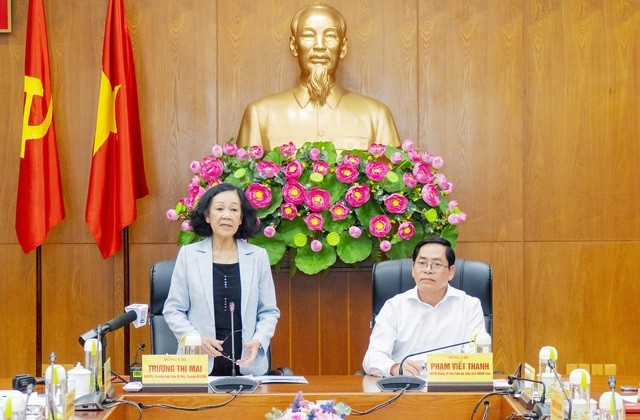 中央组织部长张氏梅（左）在会议上发表讲话。（图：VGP）
