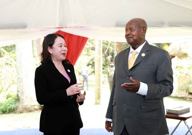 越南国家副主席武氏映春（左）与乌干达总统穆塞韦尼。（图：越通社）