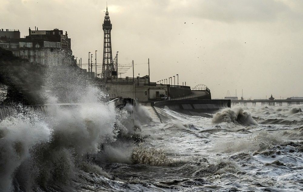 伊莎风暴侵袭英国，导致铁路中断、航班取消，还有数以万计家庭无电可用。（图：AP）