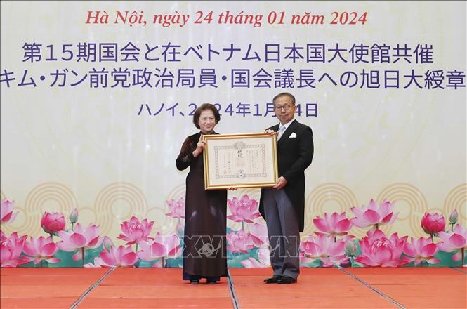 日本驻越南大使山田贵雄向国会原主席阮氏金银（左）颁授日本勋一等旭日大绶章。（图：越通社）