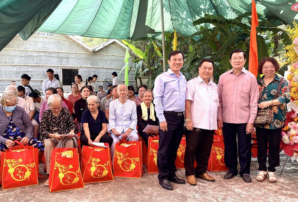 国家原主席张晋创（右二）、隆安省德和县书记阮明雄、张四妹同志与华企丁文森与优抚家庭合照。
