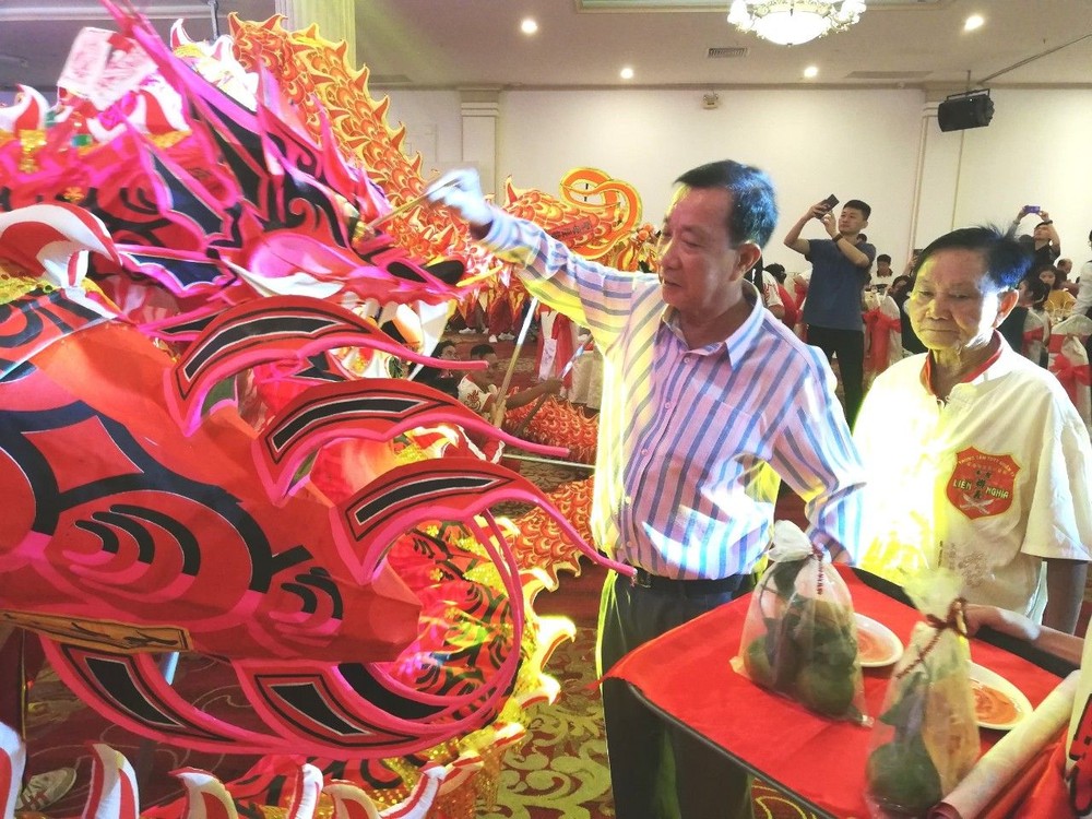 新届会长杨庆文给龙狮点睛开光。