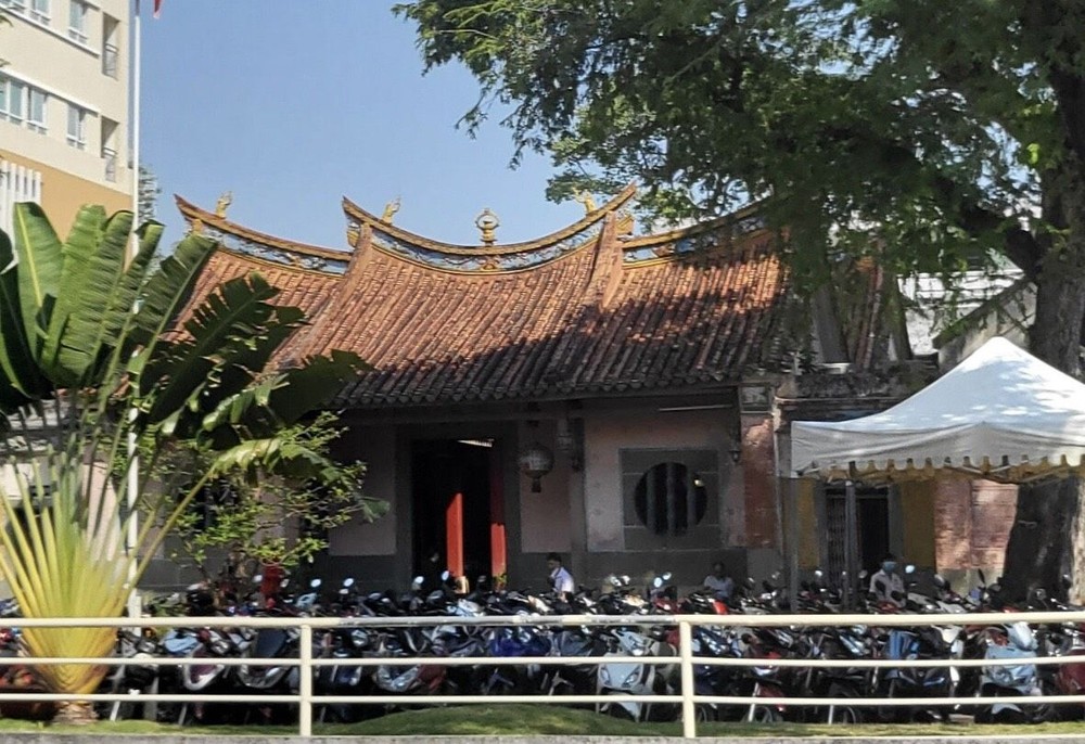 福建祠堂位于阮廌医院的中心。