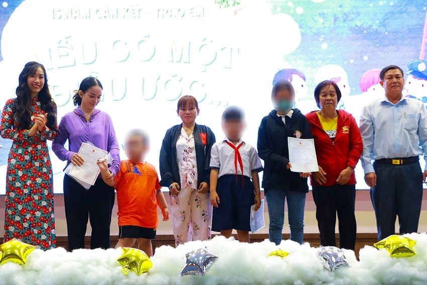 MDS院长阮芳玲和市国家法理辅助中心经理黄晋达转交出生证给特殊场合的儿童。