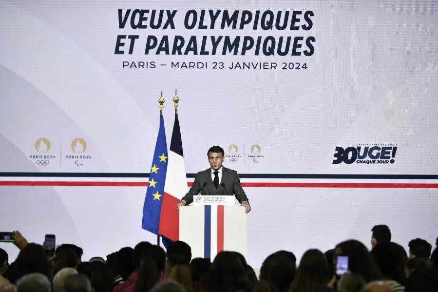 法国总统马克龙当地时间周二视察法国国家体育运动学院，就巴黎奥运会筹备工作讲话。（图：AFP）