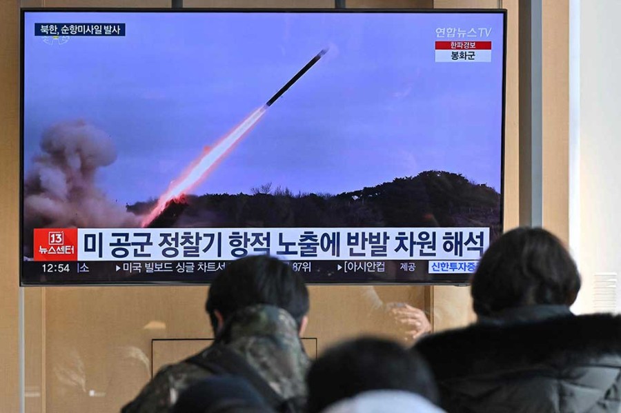 韩国首尔的一个火车站内，民众在观看电视台播放有关朝鲜发射巡航导弹的新闻报道。（图：互联网）
