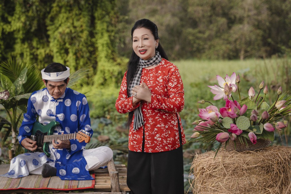 人民艺人白雪在《三姑唱古曲》音乐短片中的演出。
