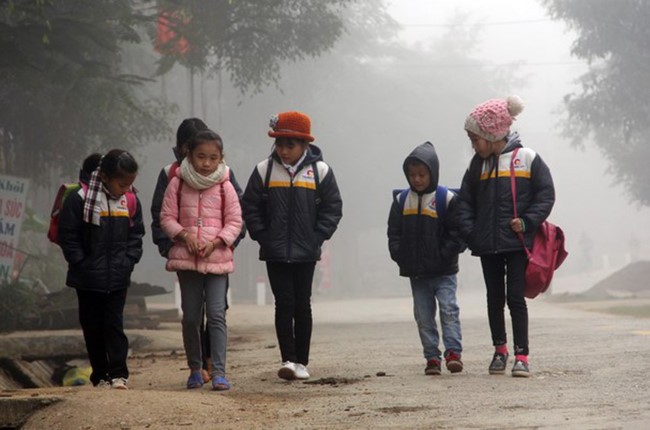 北部天气寒冷，小朋友们跑步上学时都披上了厚厚的外套。（图：春芳）