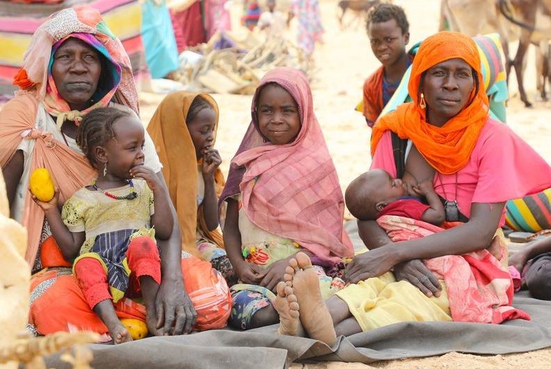 一个苏丹家庭在乍得与苏丹边境附近的难民入境点避难。（图：联合国）