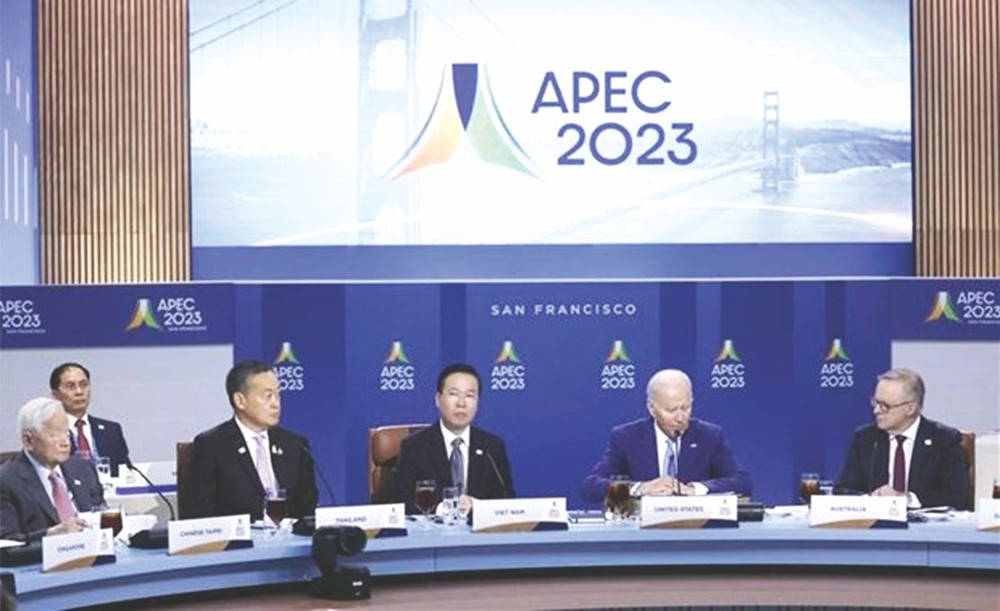 越南国家主席武文赏(左三)出席APEC领导人同东道主嘉宾对话会。