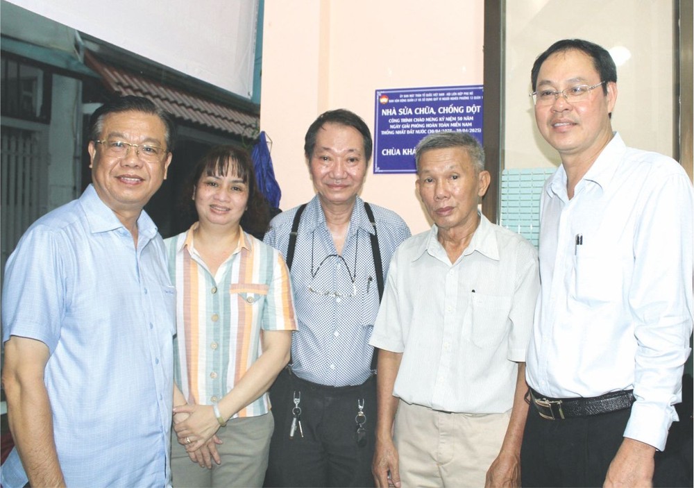 市越南祖国阵线委员会常务副主席阮成忠（右一）、庆云南院住持周华邦（中）移交“温情屋”工程。