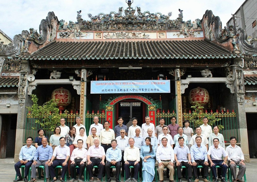各华人会馆理事会代表与地方政府领导在定期聚会上合照留念。