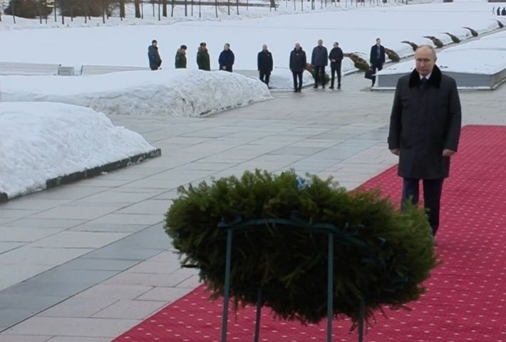 当地时间1月27日，俄罗斯总统普京在圣彼得堡皮斯卡廖夫公墓参加列宁格勒保卫战胜利80周年纪念仪式，并向祖国母亲纪念碑献花圈。（图：新华社）