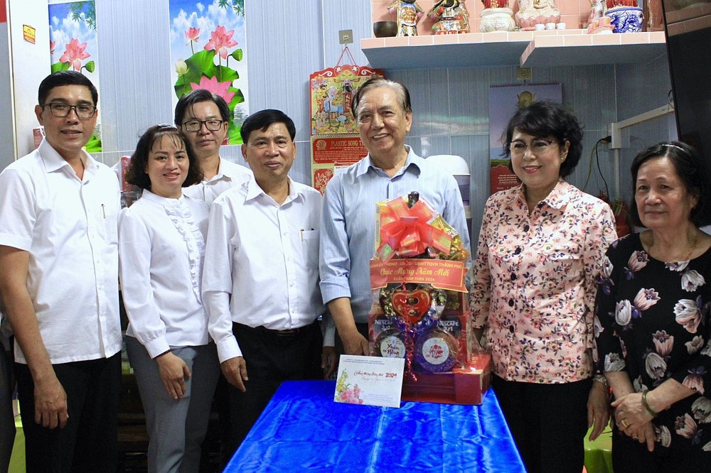 越南祖国阵线中央委员会副主席、市委常务委员苏氏碧珠和陪同团向朱杞文赠送贺年礼物。