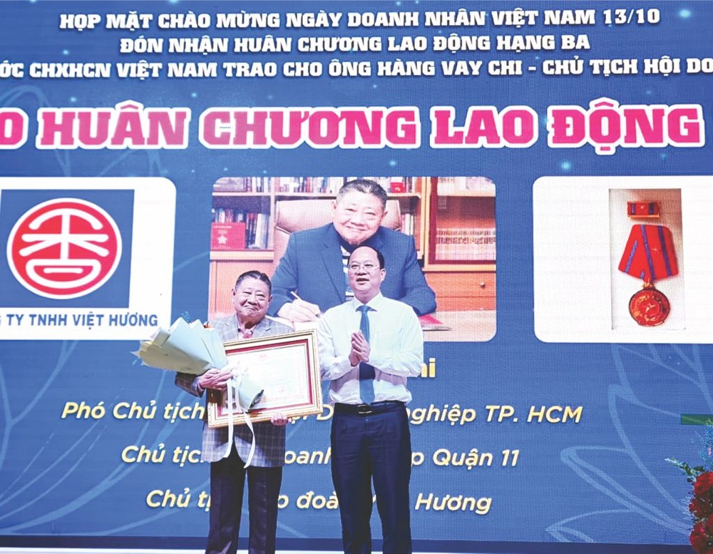 胡志明市委常务副书记阮胡海转授三等劳动勋章给杭慰瑶先生。