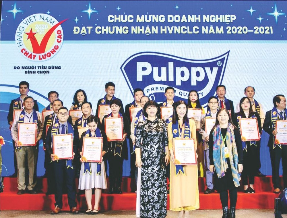 李庆慧(前排中)代表Pulppy领取越南优质产品证书。