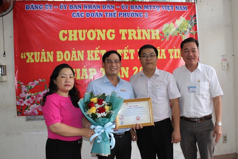 第八郡第三坊向华文《西贡解放日报》致上鲜花和感谢函。