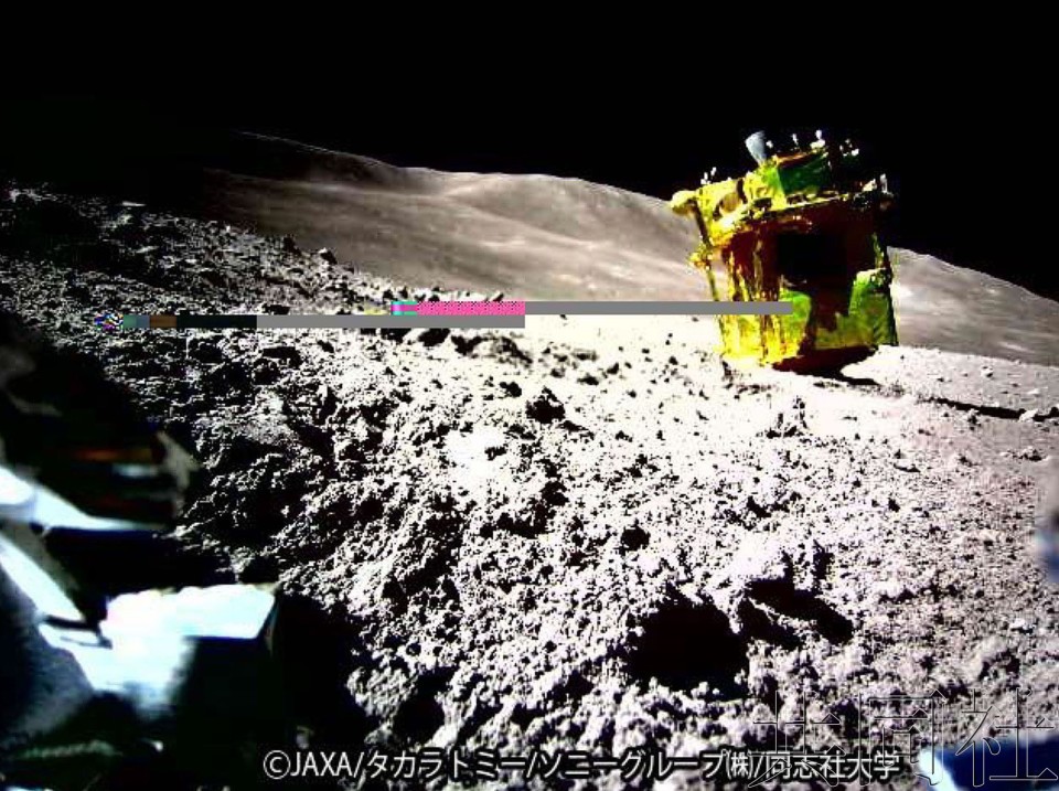 图为在月球表面着陆的探测器SLIM（右上）。由分离出的超小型变形机器人“SORA-Q”拍摄于1月20日。（图：共同社）