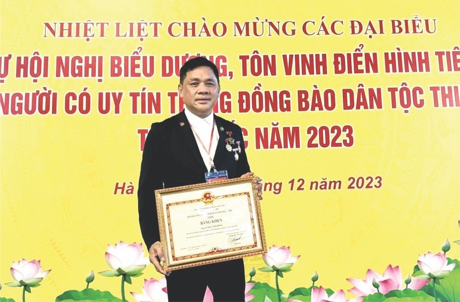 徐梓衡荣获越南民族委员会表彰。