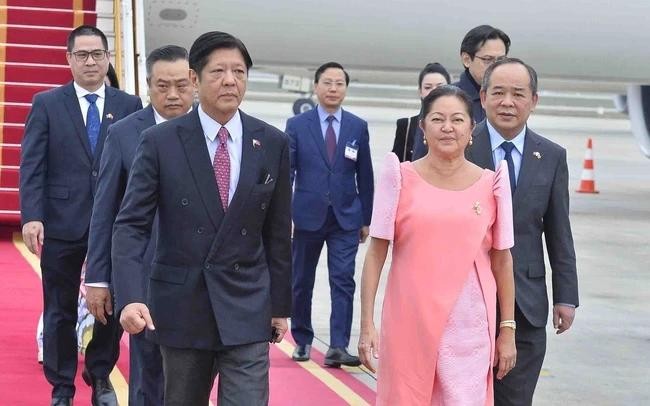 菲律宾总统马科斯抵达河内，开始对越南进行国事访问。（图：人民报）